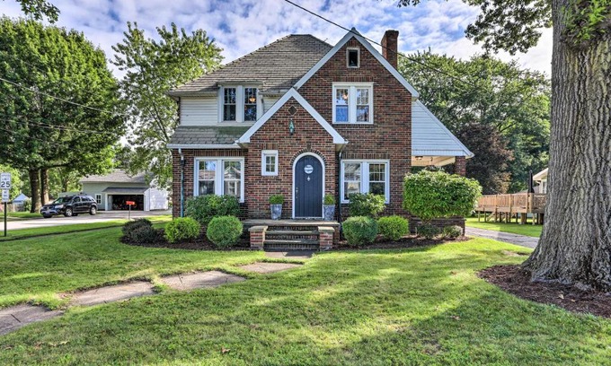 Apple Creek Casa | Inviting Home with Pergola Near Amish Country!