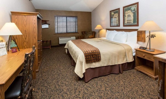 Onalaska Hotel | Inviting Lodge-Like Stay with Hot Breakfast & Complimentary Breakfast