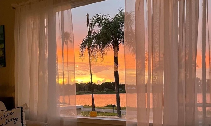 Florida South Atlantic Coast Casa | Inviting, Spacious, Relaxing & fun W/Lakeview and modern Historic Charm! 3/2.5