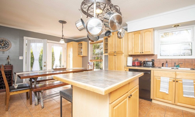 Kodak Casa | Ironwood Haven-Hot Tub-Firepit-Pool Table-Air Hockey-2600sq ft-7min Off Exit 407