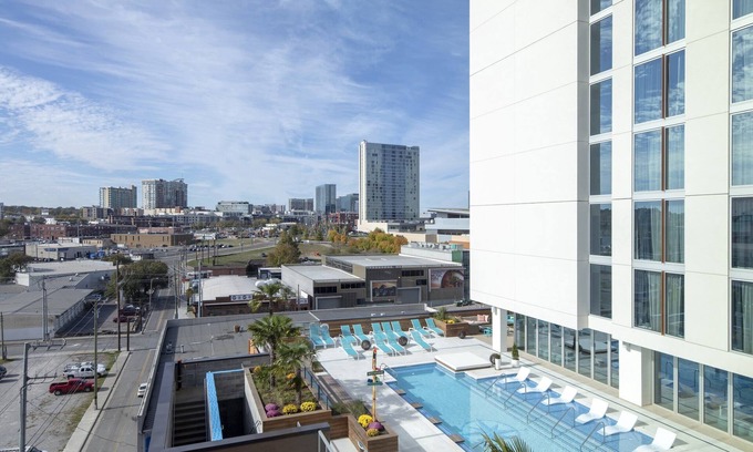 Sobro Complejo | ¡Son las 5 en punto en algún lugar de NASHVILLE!