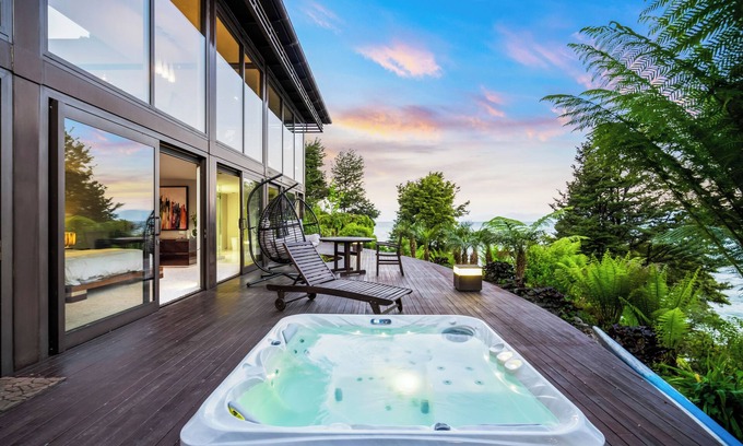 Ngaio Bay Cabina | Jacuzzi Suite - Ocean Views, Beach Access & Full-Service Luxury Lodge