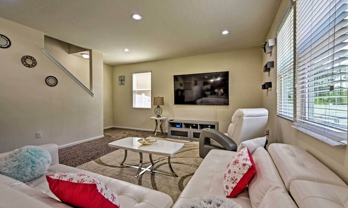 Westside Casa | Jax Home w/ Yard - 10 Mi to Adventure Landing!