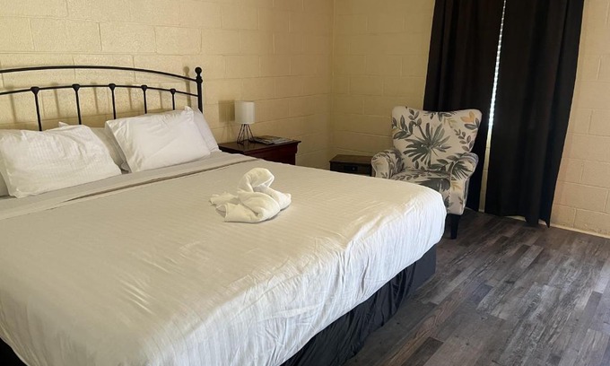 Mount Ida Hotel | JI5, King Guest Room at the Joplin Inn at entrance to the resort Hotel Room