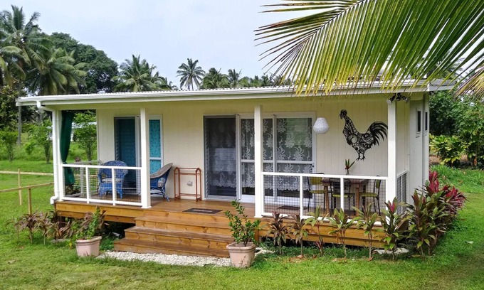 Matavera Cabaña | "Jolly Rooster" Farm Cottage near famous Muri Beach