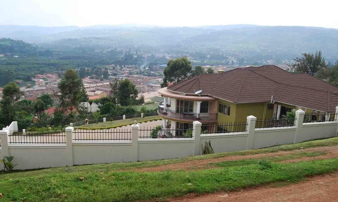 Kabale Villa | Jowillis Hotel Alojamiento, Bar, jardín y agencia de turismo.
