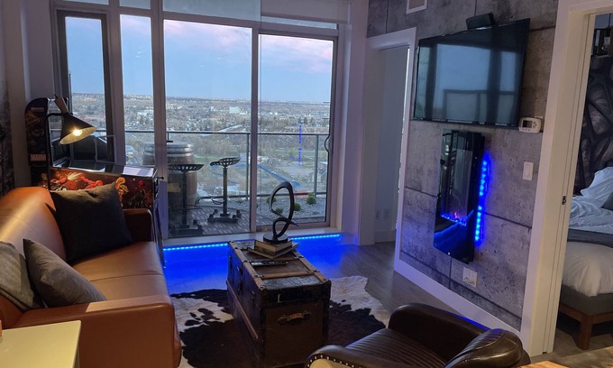 Victoria Park Condominio | Jr. Penthouse Style DT Condo next Door to Bmo Center/Saddledome. Best balcony!