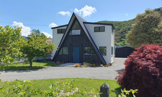Waikawa Bay Casa | Just 3 minutes walk from the marina this Family getaway also has a Games room!