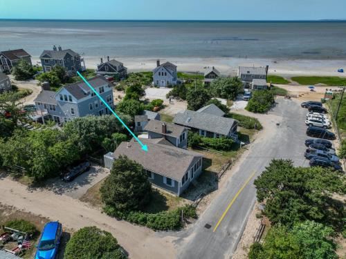 Brewster Casa | Just a few steps to Ellis Landing Beach