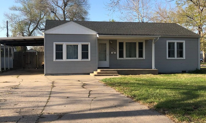 Hutchinson Casa | Just Like Home in quiet neighborhood