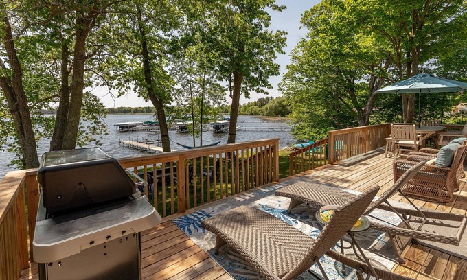 Garrison Casa | Kayaks, Paddle Boat, Game room, Firepit & Much More- On Swimming Bay!