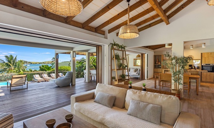 Cul de Sac Villa | Nueva luminosa villa contemporánea, vista al mar, jardín privado en una comunidad cerrada