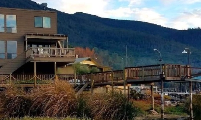 Soda Bay Casa | LAKEFRONT LUJO! HISTORIA PRIVADA DE 3 HABITACIONES, 3 HABITACIONES junto a Soda Hot Springs