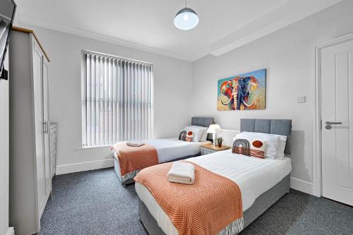 Prescot Casa | Kemble House - Air Host & Stay - 5 Bedroom, 5 Bathroom - Sleeping 10