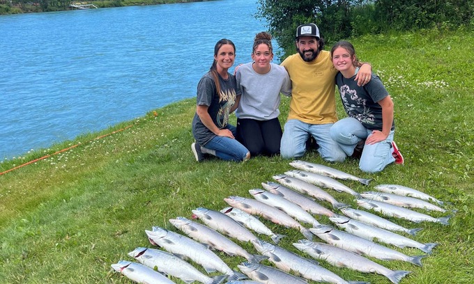 Sterling Cabina | Kenai River Waterfront: más de 350 pies de pesca costera privada.