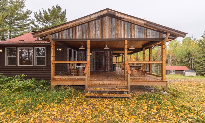 Tower Cabina | Kick back and relax at Grand View Lodge on Vermilion!
