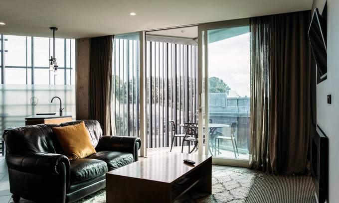 New Plymouth CBD Hotel | King and Queen Hotel Suites
