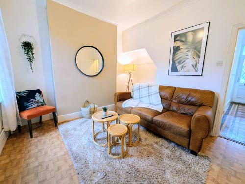 York Casa | King bed Free parking Walk to c-centre & Hospital