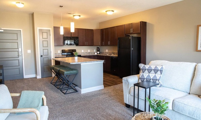 West Des Moines Apartamento | King Bed Garage Parking Gym More