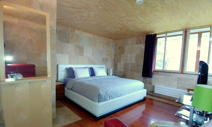 Spring Green Hotel | Habitación moderna con un toque industrial. Cama tamaño king. Entrada privada.