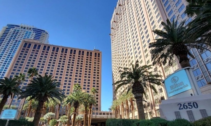 Las Vegas Complejo | King bed studio suite in Hilton Grand Vacation Resort on north end of the Strip.