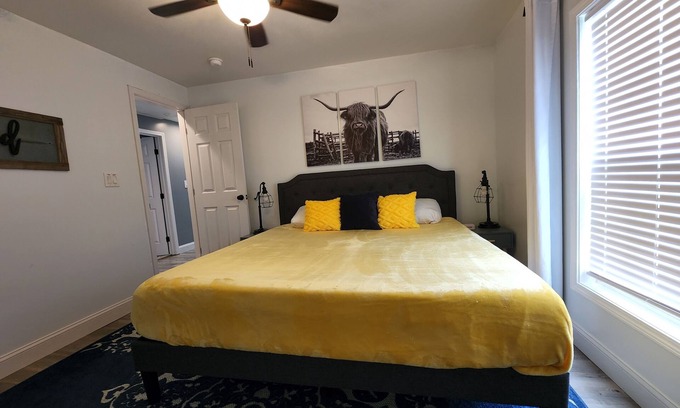 Jeffersonville - Clarksville Casa | King Bedroom, Outdoor Cabana w/ Bed Swing, Quiet House Minutes to D/T Louisville