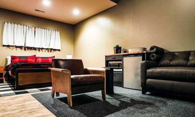 Maple Hill Hotel | King Cabin Room Blue Sage