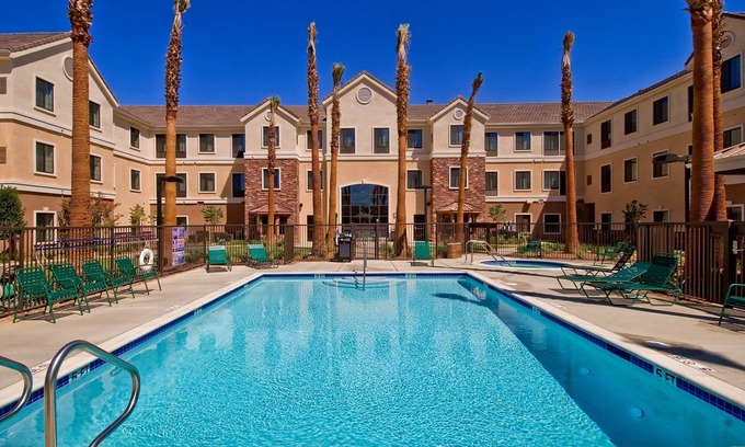 Palmdale Apartamento | King Suite. Free Breakfast. Outdoor Pool & Hot Tub. Near Edwards Air Force Base!