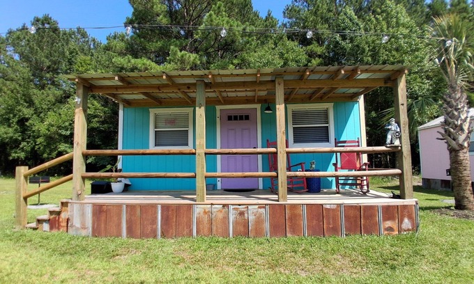 Hubert Cabaña | King Suite Minutes to Beach Shopping Nature Trails Boating Historic Sites