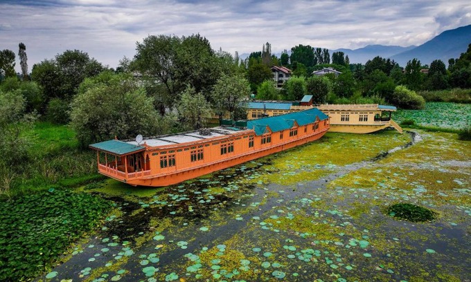 Nagin Bagh Hotel | Kings Houseboats