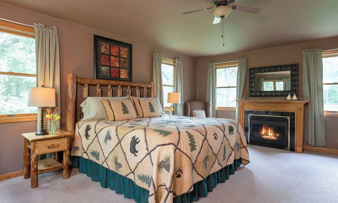 Triumph Cabina | Kishauwau Cabins - Jack's Deluxe Romantic cabin 10 minutes from Starved Rock