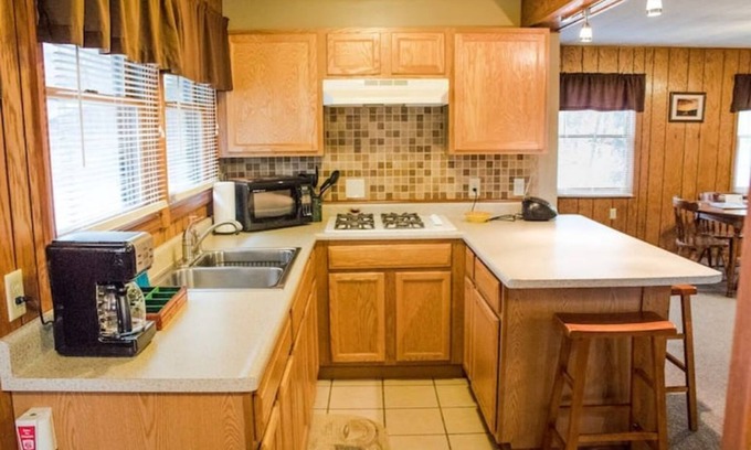 Triumph Cabina | Kishauwau's Starved Rock Area Cabins - Studio Bridge Cabin