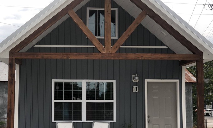 Mountain View Cabina | NUEVO The Knotty Squirrel Unit # 1 - 1BR Cabin W / Loft at the Square