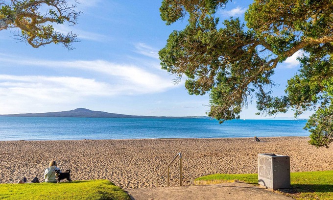 Kohimarama Apartamento | Kohi Beach - 84 steps away! Spacious 2BR apartment