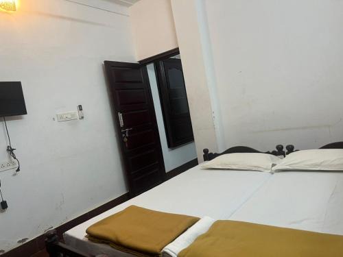 Guruvayur Casa | Krishna Gopuram Lodge