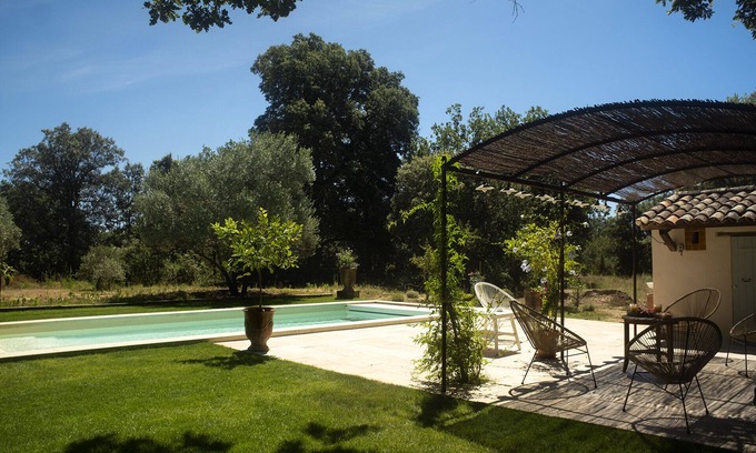 Cucuron Casa | L'Atelier, with its century-old oak trees and panoramic view of the Luberon region