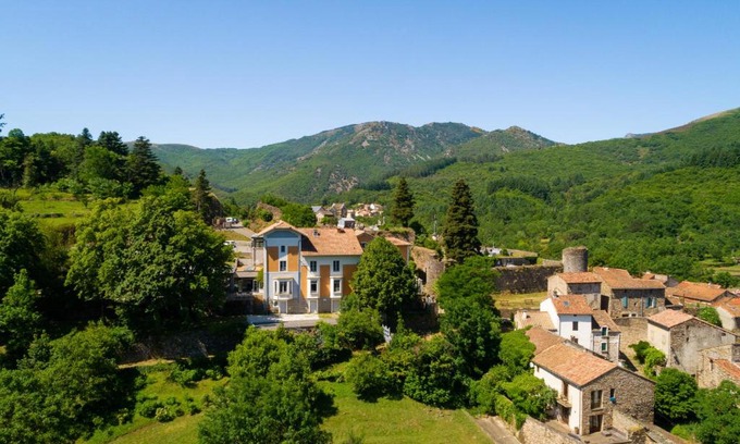 St Gervais sur Mare Hotel | L'Ortensia
