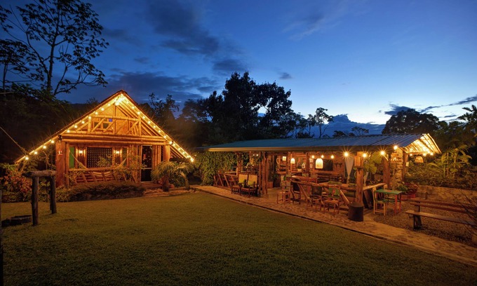 Jardin Cabina | Cabaña Manantial del Turpial, Birdwatching, Cargador para carro eléctrico.
