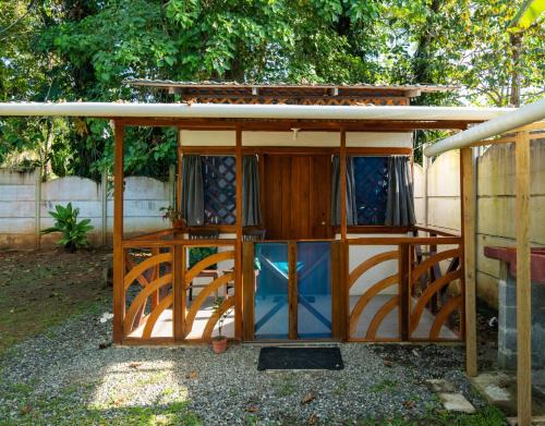 Manzanillo Apartamento | La Casita Cozy Beachfront Cottage with Shared Pool Access