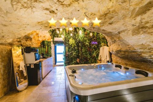 Mussidan Casa | La Grotte Fleurie - Classé 5 Étoiles