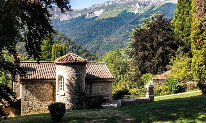 Gex Casa | La Petite Maison, Charming Cottage w/Scenic Views, Garden & Fire Pit