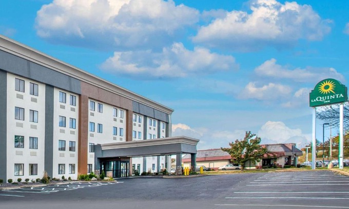 Hazelwood Hotel | La Quinta Inn by Wyndham St. Louis Hazelwood - Airport North