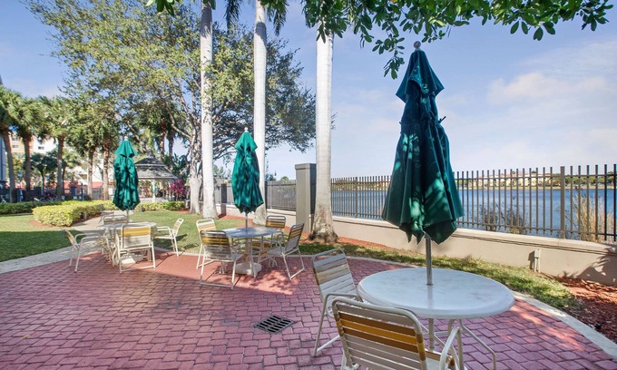 Hollywood Hotel | La Quinta Inn & Suites by Wyndham Ft. Lauderdale Airport