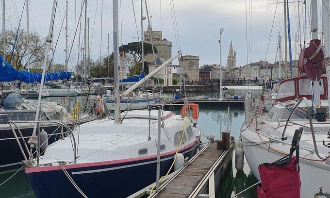 French Atlantic Coast Alquiler De Eote | La Rochelle voilier hotel à quai centre ville vieux port