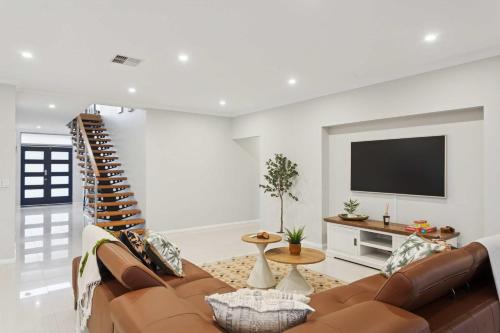 Munster Casa | Lake Coogee Retreat - Spacious 4BR with Spa & Near Beach