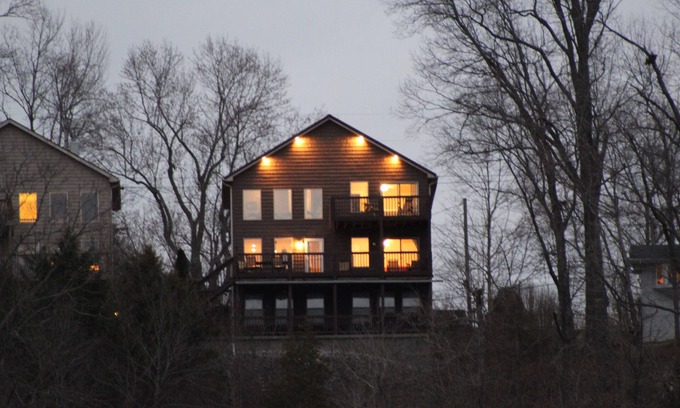 Somerset Casa | Lake Cumberland Lake Front Paradise! Overlooking Lee’s Ford Marina!