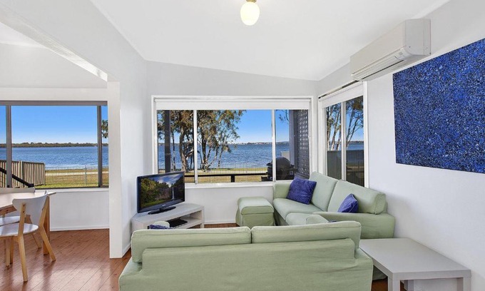 Buff Point Casa | Lake Edge Cottage