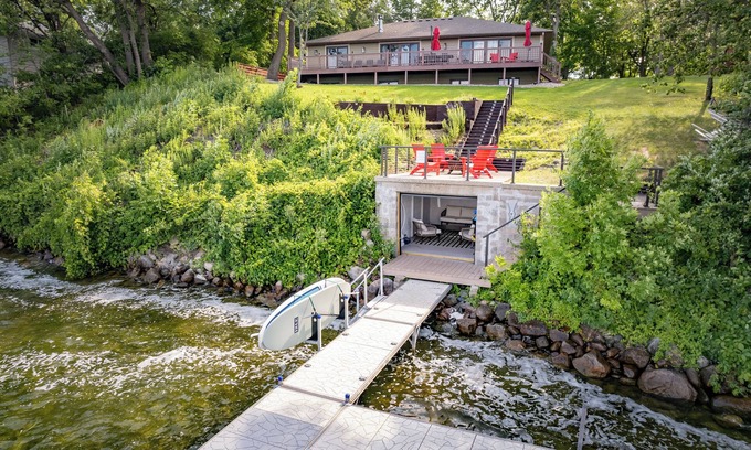 Alexandria Casa | Lake Front|1 Acre|Sunset Views|Remodeled|Sleeps12