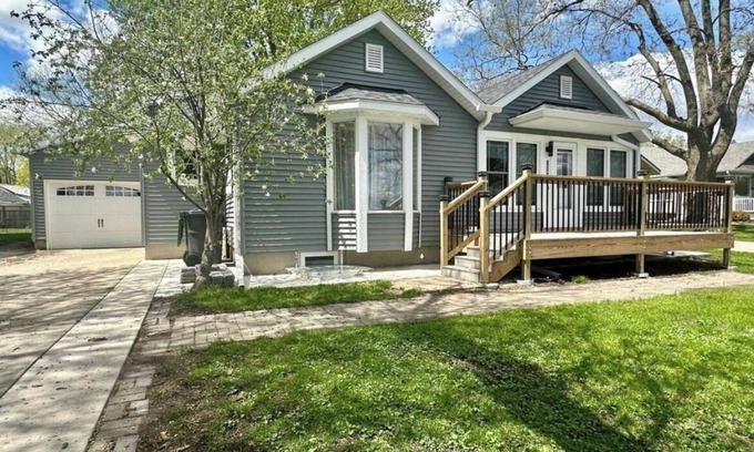 Worthington Casa | Lake front 2-bedroom house with WiFi and AC in welcoming Worthington