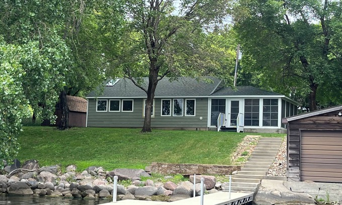 Prior Cabina | LAKE FRONT RENOVATED cabin with enclosed porch and loft on Big Stone Lake